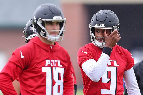 Atlanta Falcons take a break from practice to go to Lanier Islands waterpark